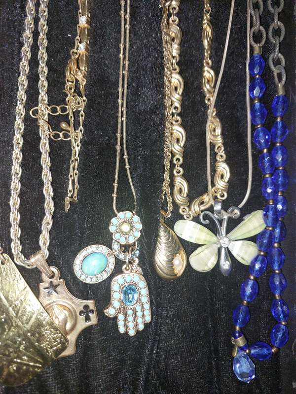 A VINTAGE JOBLOT COLECTION COSTUME NECKLACES SOLD AS IS