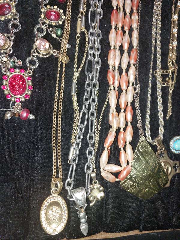 A VINTAGE JOBLOT COLECTION COSTUME NECKLACES SOLD AS IS
