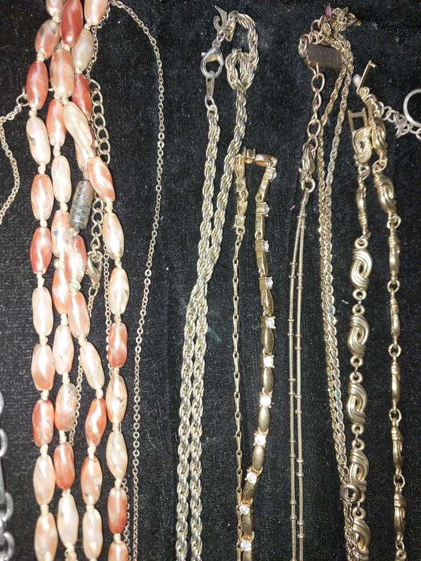 A VINTAGE JOBLOT COLECTION COSTUME NECKLACES SOLD AS IS