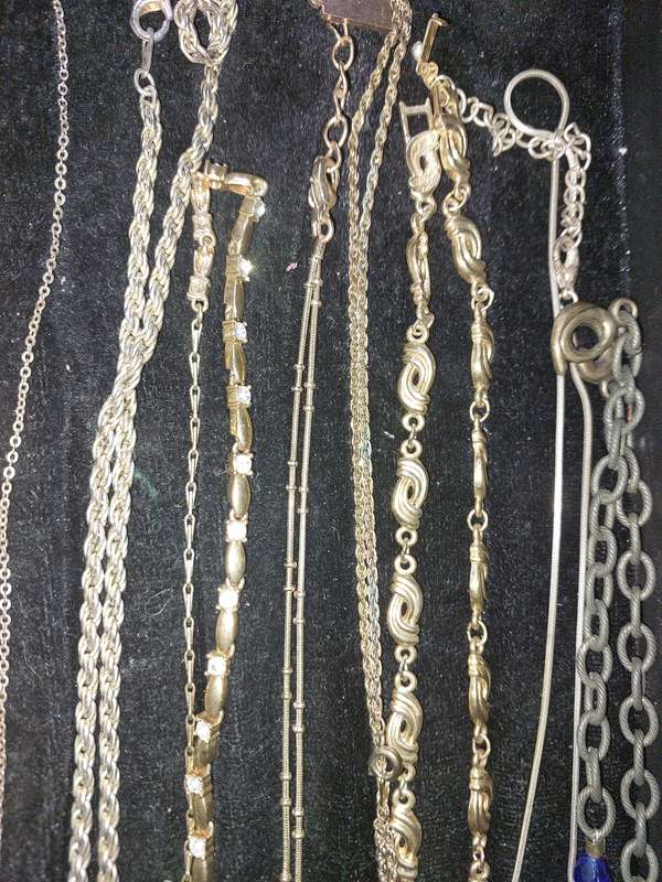 A VINTAGE JOBLOT COLECTION COSTUME NECKLACES SOLD AS IS