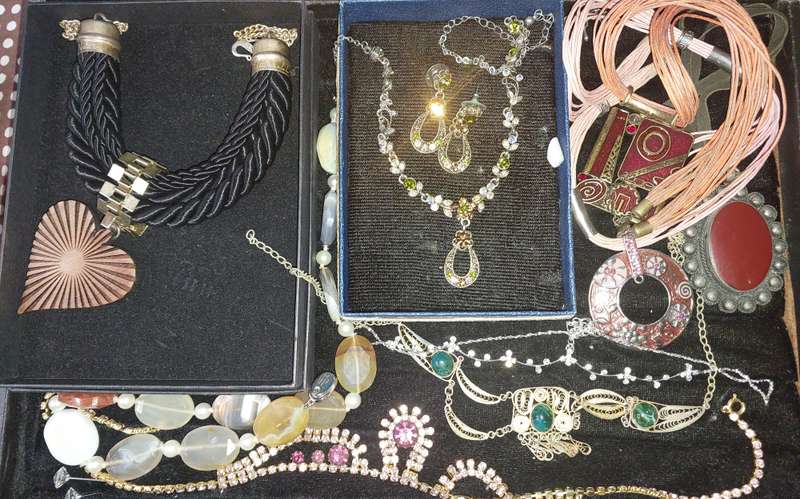 A DISCERNING LADIES COLLECTION COSTUME NECKLACES SOLD AS IS