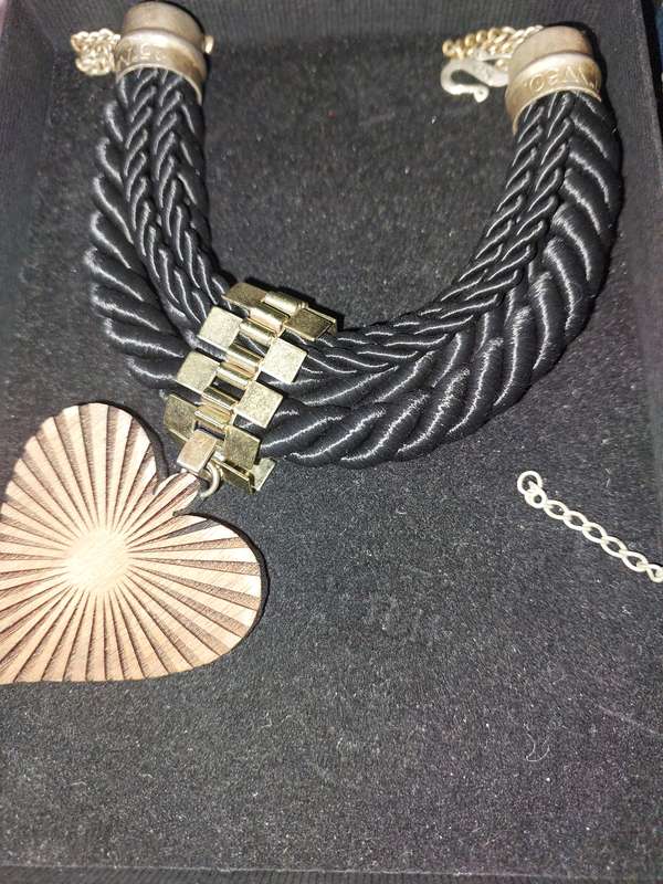 A DISCERNING LADIES COLLECTION COSTUME NECKLACES SOLD AS IS