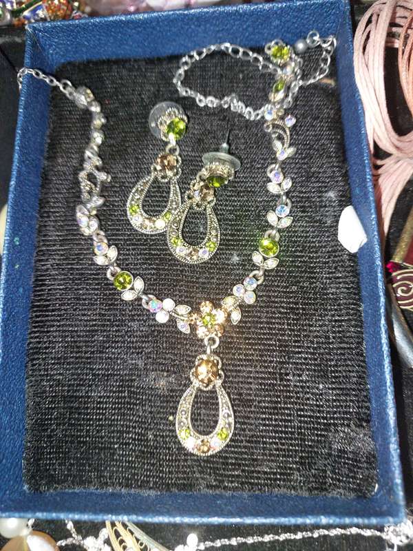 A DISCERNING LADIES COLLECTION COSTUME NECKLACES SOLD AS IS