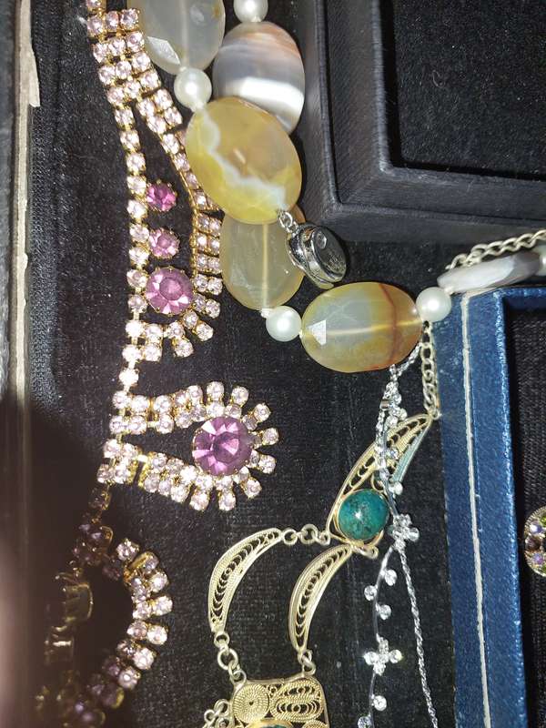 A DISCERNING LADIES COLLECTION COSTUME NECKLACES SOLD AS IS