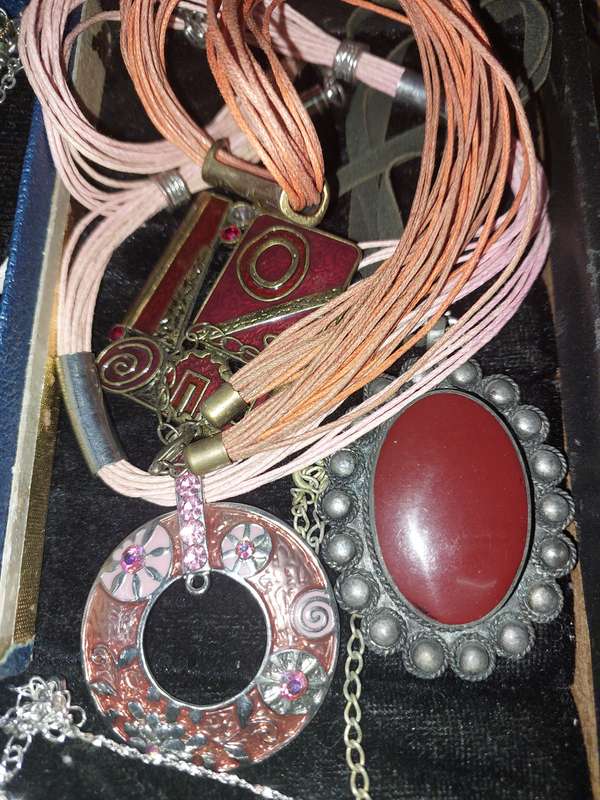 A DISCERNING LADIES COLLECTION COSTUME NECKLACES SOLD AS IS