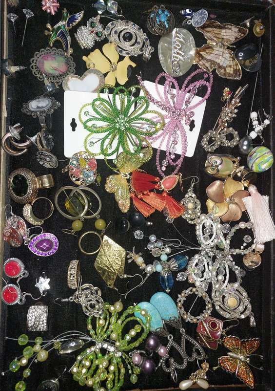 AN ENTIRE DISCERNING LADIES COLLECTION RINGS, PENDANTS, BROOCHES AND EARRINGS