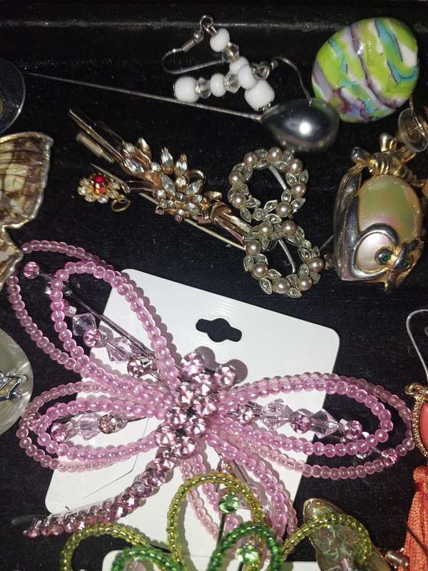 AN ENTIRE DISCERNING LADIES COLLECTION RINGS, PENDANTS, BROOCHES AND EARRINGS