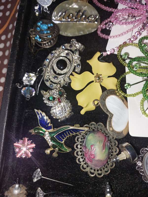 AN ENTIRE DISCERNING LADIES COLLECTION RINGS, PENDANTS, BROOCHES AND EARRINGS