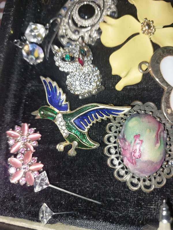 AN ENTIRE DISCERNING LADIES COLLECTION RINGS, PENDANTS, BROOCHES AND EARRINGS