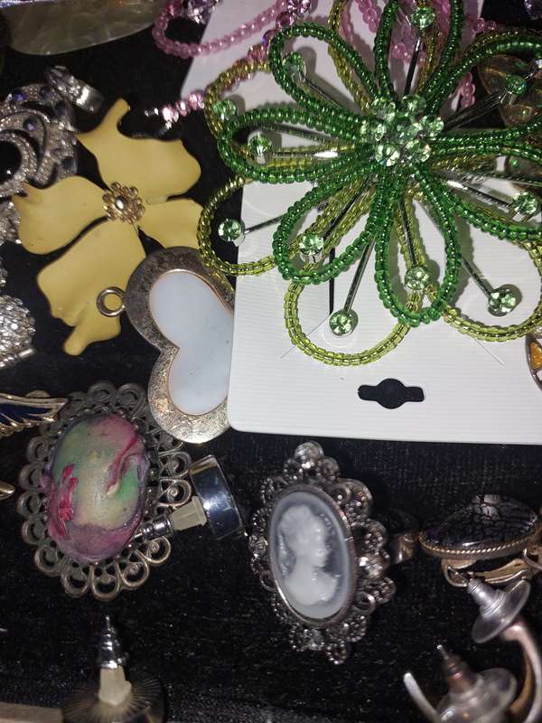 AN ENTIRE DISCERNING LADIES COLLECTION RINGS, PENDANTS, BROOCHES AND EARRINGS