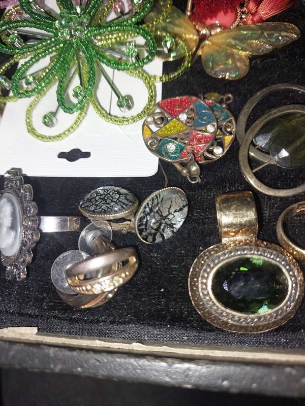 AN ENTIRE DISCERNING LADIES COLLECTION RINGS, PENDANTS, BROOCHES AND EARRINGS