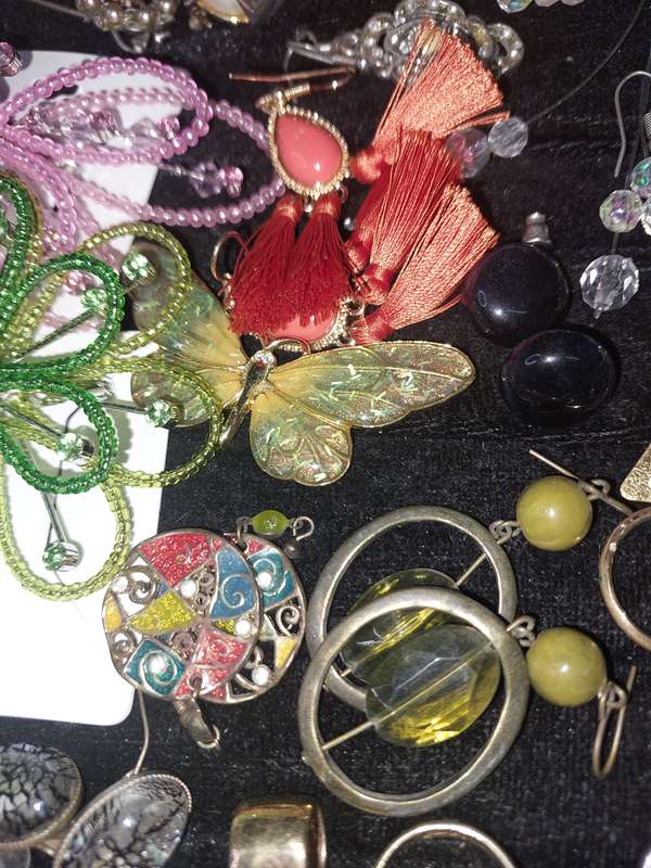 AN ENTIRE DISCERNING LADIES COLLECTION RINGS, PENDANTS, BROOCHES AND EARRINGS