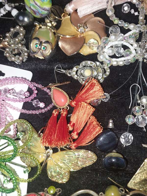 AN ENTIRE DISCERNING LADIES COLLECTION RINGS, PENDANTS, BROOCHES AND EARRINGS