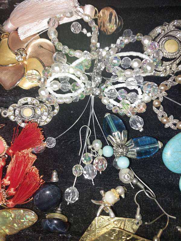 AN ENTIRE DISCERNING LADIES COLLECTION RINGS, PENDANTS, BROOCHES AND EARRINGS