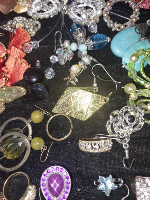 AN ENTIRE DISCERNING LADIES COLLECTION RINGS, PENDANTS, BROOCHES AND EARRINGS