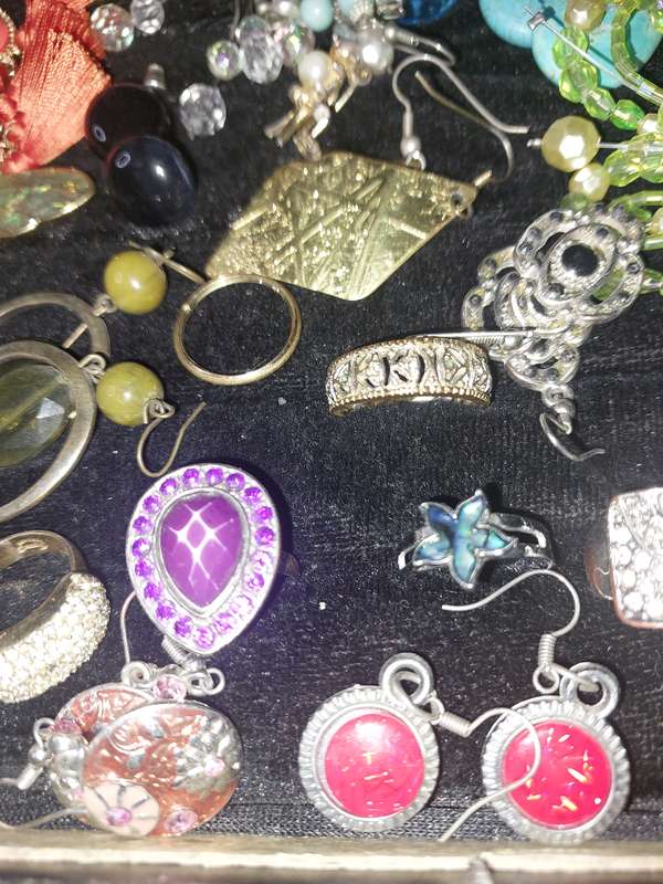 AN ENTIRE DISCERNING LADIES COLLECTION RINGS, PENDANTS, BROOCHES AND EARRINGS