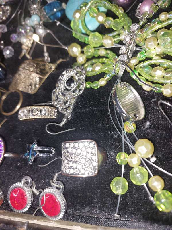 AN ENTIRE DISCERNING LADIES COLLECTION RINGS, PENDANTS, BROOCHES AND EARRINGS