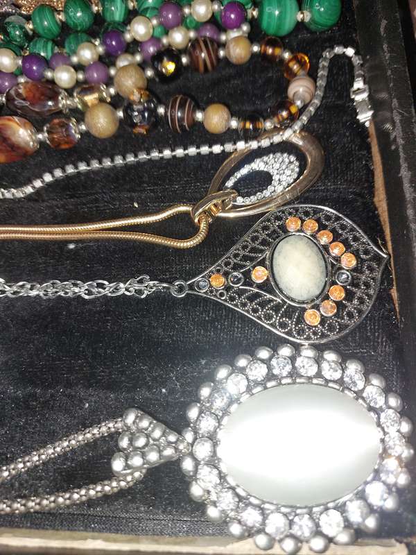 A VINTAGE COLLECTION GOLD PLATED AND QUALITY COSTUME NECKLACES SOLD AS IS