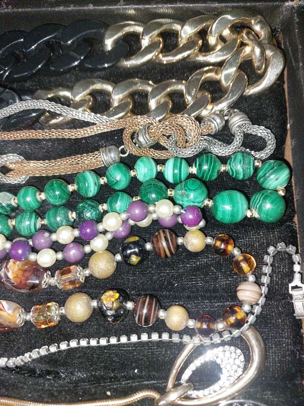 A VINTAGE COLLECTION GOLD PLATED AND QUALITY COSTUME NECKLACES SOLD AS IS