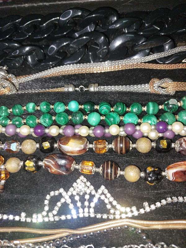 A VINTAGE COLLECTION GOLD PLATED AND QUALITY COSTUME NECKLACES SOLD AS IS
