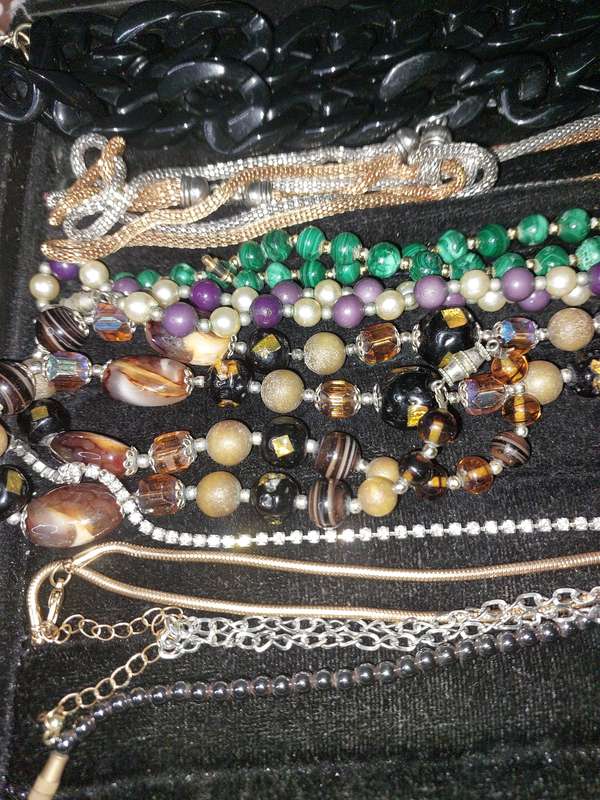 A VINTAGE COLLECTION GOLD PLATED AND QUALITY COSTUME NECKLACES SOLD AS IS
