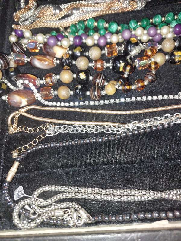 A VINTAGE COLLECTION GOLD PLATED AND QUALITY COSTUME NECKLACES SOLD AS IS