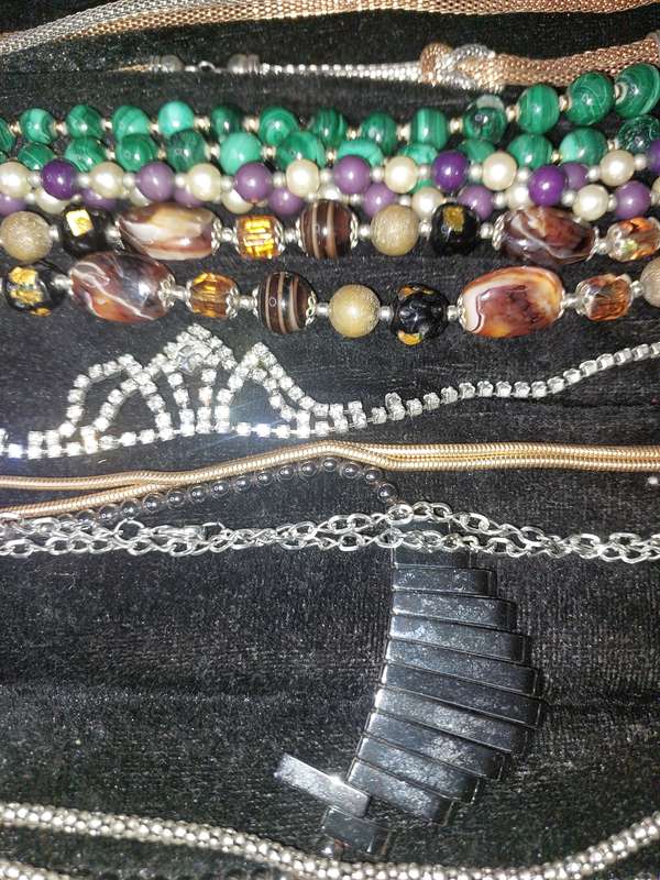 A VINTAGE COLLECTION GOLD PLATED AND QUALITY COSTUME NECKLACES SOLD AS IS