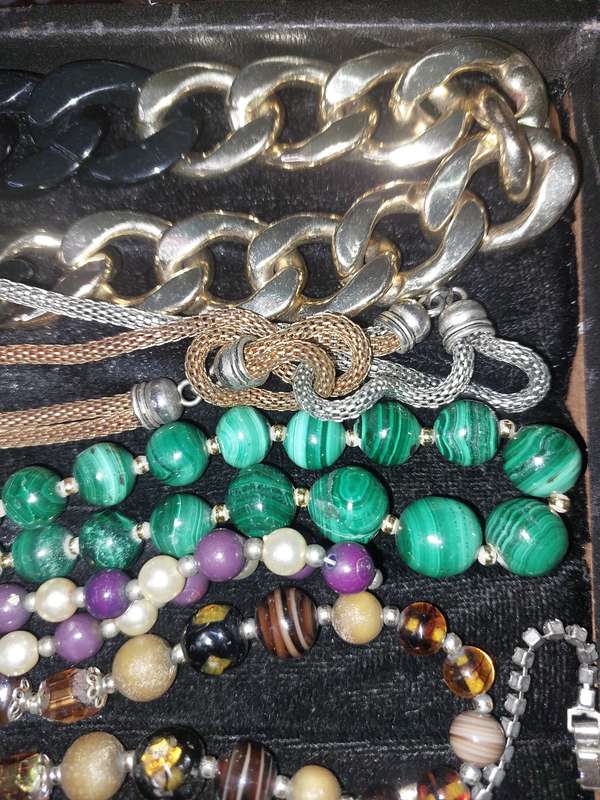 A VINTAGE COLLECTION GOLD PLATED AND QUALITY COSTUME NECKLACES SOLD AS IS