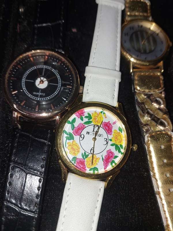 A JOBLOT COLLECTION QUARTZ COSTUME WATCHES SOLD AS IS NOT TESTED