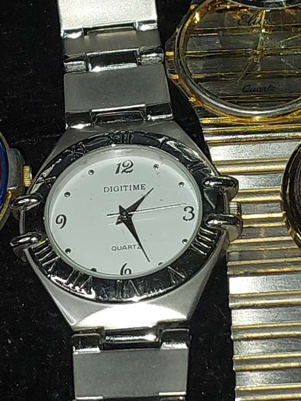 A JOBLOT COLLECTION QUARTZ COSTUME WATCHES SOLD AS IS NOT TESTED