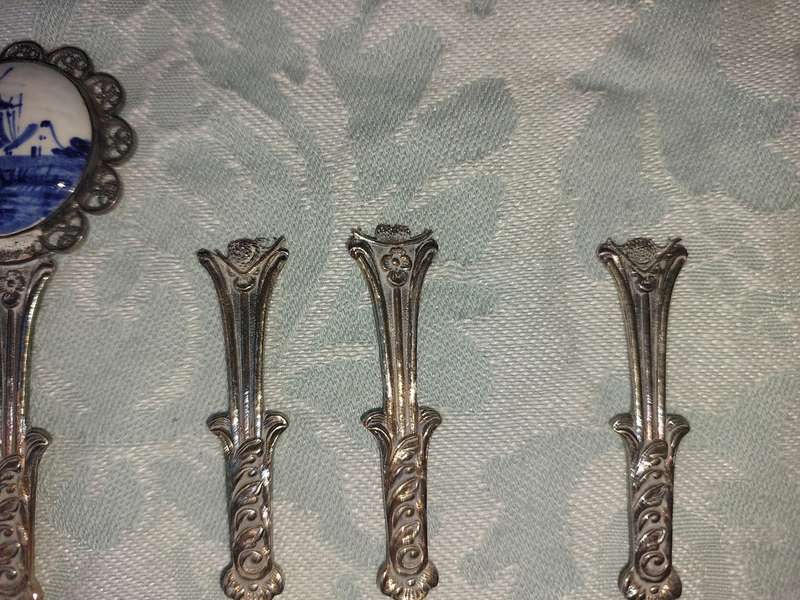 A VINTAGE SET OF SIX VIK DELT PORCELAIN LONG SPOONS 3 OF THE SPOONS ARE MISSING THE PORCELAIN ART W