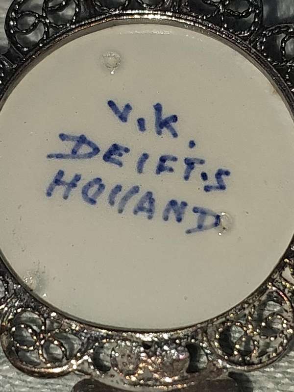 A VINTAGE SET OF SIX VIK DELT PORCELAIN LONG SPOONS 3 OF THE SPOONS ARE MISSING THE PORCELAIN ART W