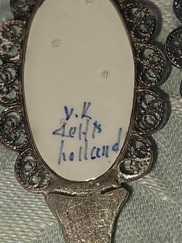 A VINTAGE SET OF SIX VIK DELT PORCELAIN LONG SPOONS 3 OF THE SPOONS ARE MISSING THE PORCELAIN ART W