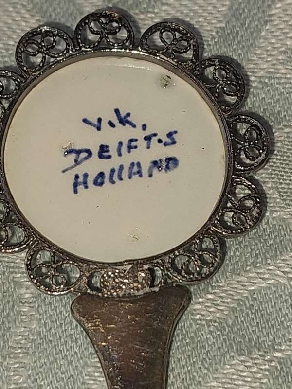 A VINTAGE SET OF SIX VIK DELT PORCELAIN LONG SPOONS 3 OF THE SPOONS ARE MISSING THE PORCELAIN ART W