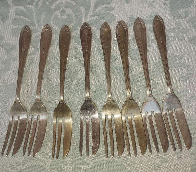 A VINTAGE SET OF 8 EPNS PASTRY FORKS SOLD AS IS