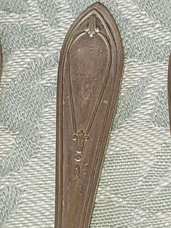 A VINTAGE SET OF 8 EPNS PASTRY FORKS SOLD AS IS
