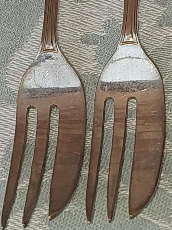 A VINTAGE SET OF 8 EPNS PASTRY FORKS SOLD AS IS