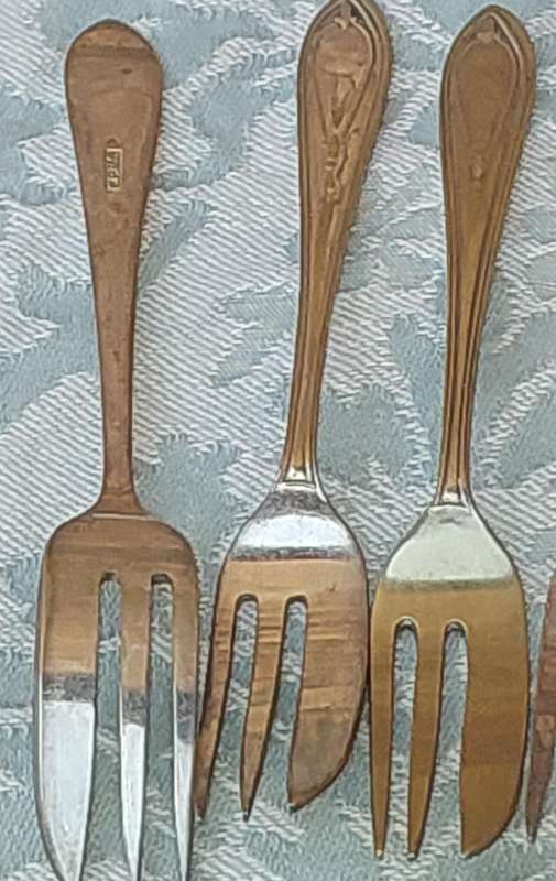 A VINTAGE SET OF 8 EPNS PASTRY FORKS SOLD AS IS