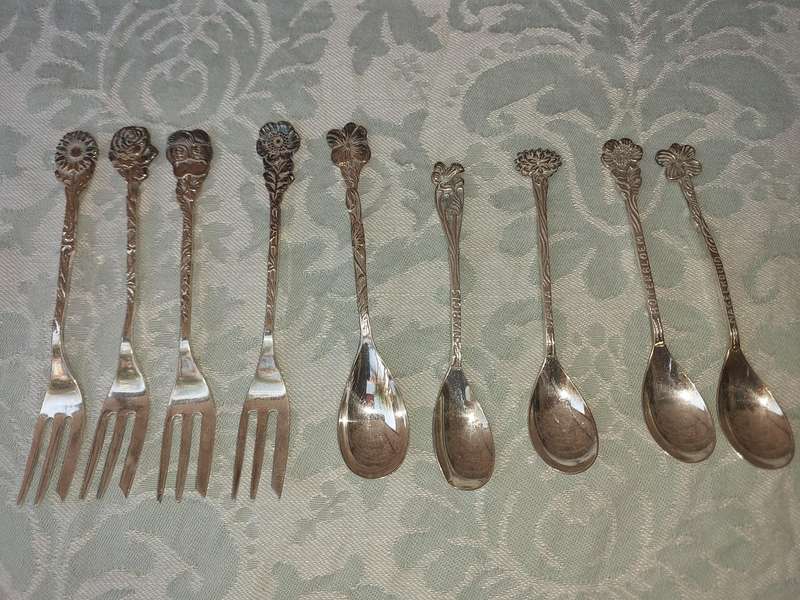 A VINTAGE COLLECTION OF 9 DESERT CUTLERY WITH FLORAL NAMES SOLD AS IS