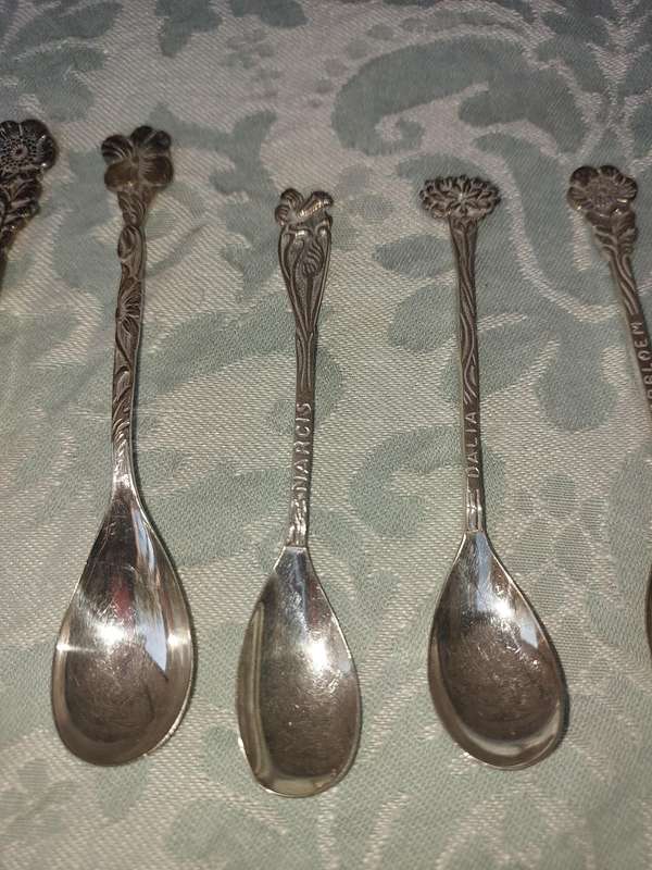 A VINTAGE COLLECTION OF 9 DESERT CUTLERY WITH FLORAL NAMES SOLD AS IS