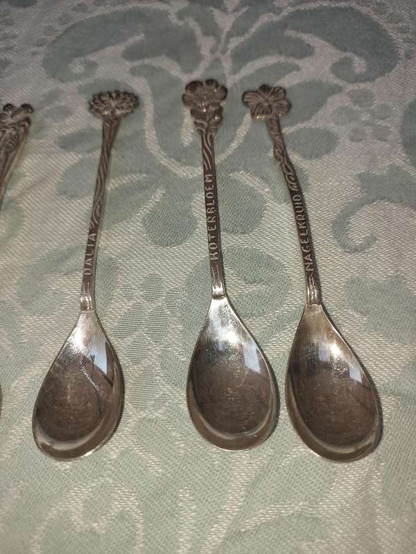 A VINTAGE COLLECTION OF 9 DESERT CUTLERY WITH FLORAL NAMES SOLD AS IS