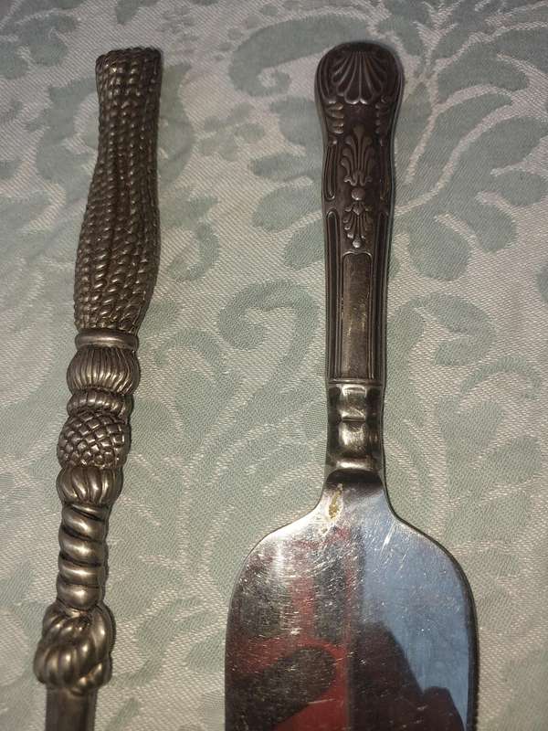 A VINTAGE COLLECTION OF 3 CAKE CUTTERS SOLD AS IS