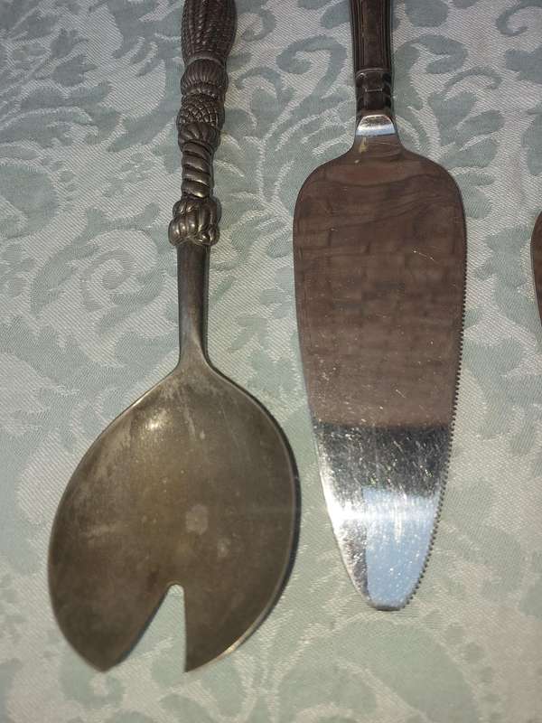 A VINTAGE COLLECTION OF 3 CAKE CUTTERS SOLD AS IS