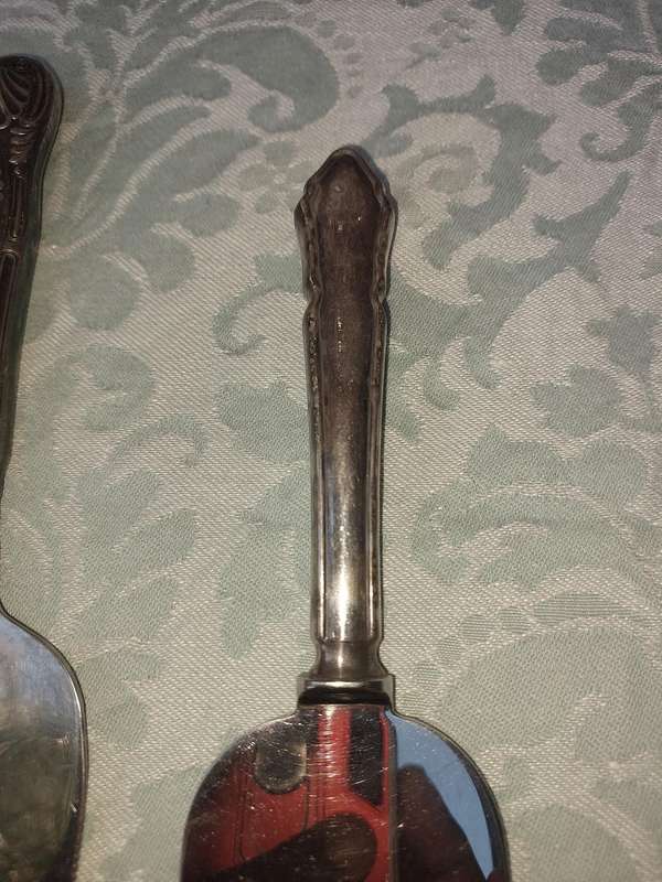 A VINTAGE COLLECTION OF 3 CAKE CUTTERS SOLD AS IS