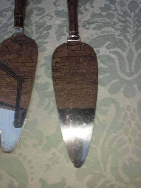 A VINTAGE COLLECTION OF 3 CAKE CUTTERS SOLD AS IS