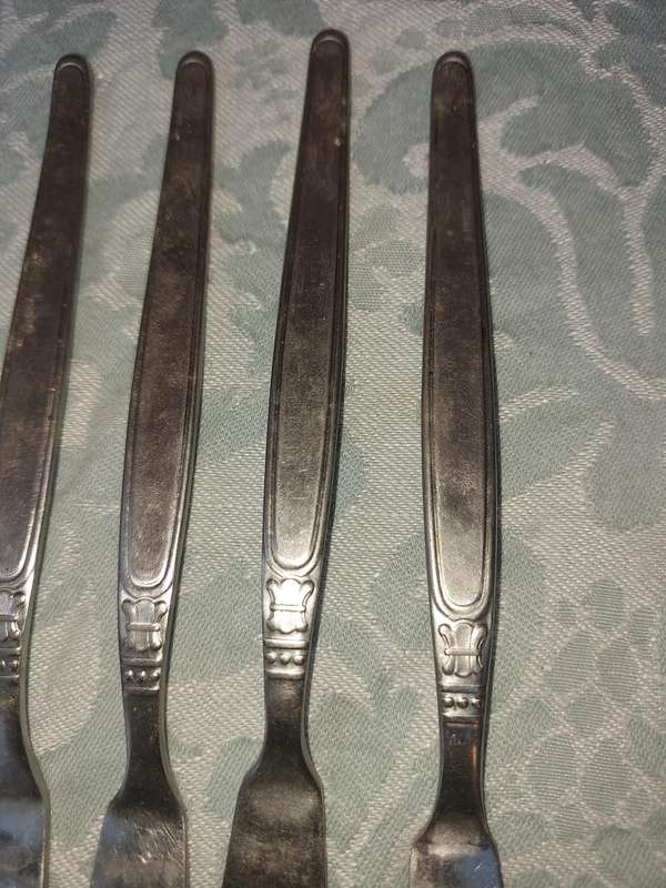 A VINTAGE SET OF 7 UNITY 18/ 8 STAINLESS STEEL FISH KNIVES SOLD AS IS