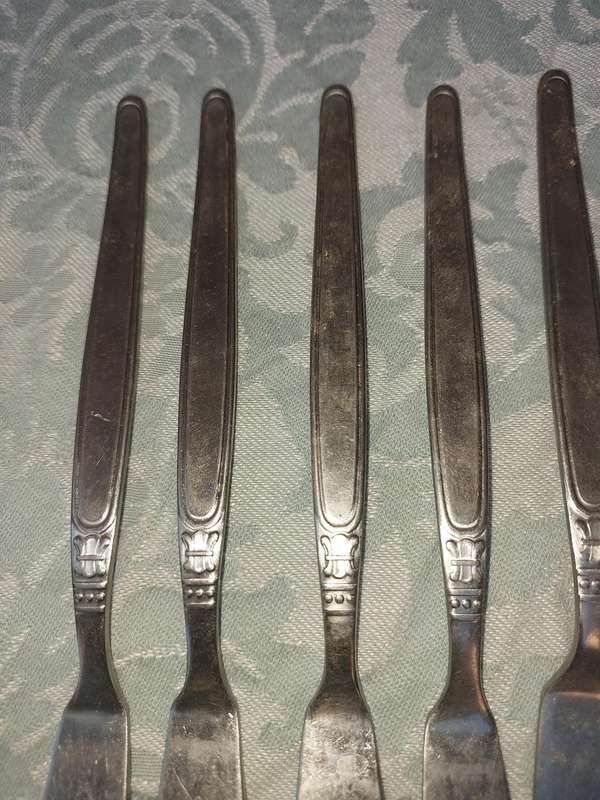 A VINTAGE SET OF 7 UNITY 18/ 8 STAINLESS STEEL FISH KNIVES SOLD AS IS