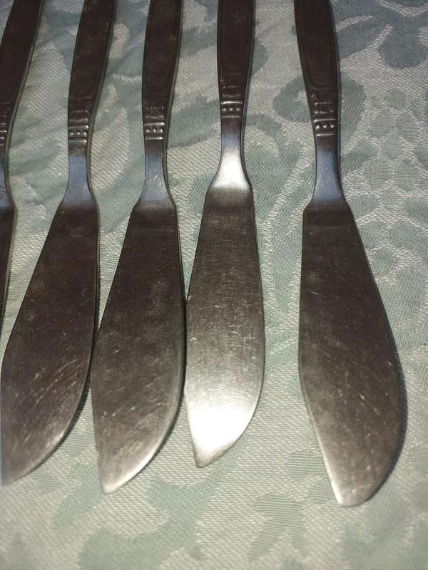 A VINTAGE SET OF 7 UNITY 18/ 8 STAINLESS STEEL FISH KNIVES SOLD AS IS