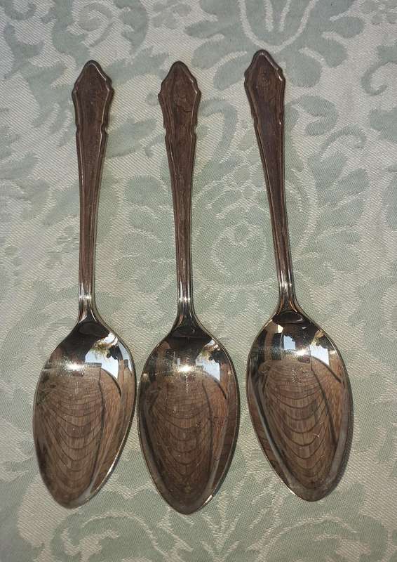 A SET OF 3 EPNS A1 SHEFFIELD ENGLAND TABLE SPOONS 18 CENTIMETERS SOLD AS IS