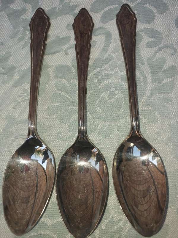 A SET OF 3 EPNS A1 SHEFFIELD ENGLAND TABLE SPOONS 18 CENTIMETERS SOLD AS IS